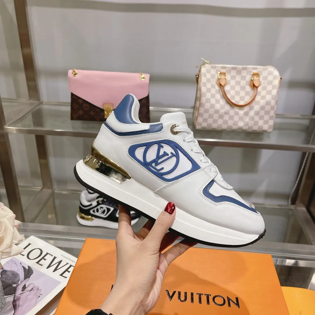 👟👟Ex-factory price 640👟👟 🔥🔥🔥LOUIS VUITTON 2025 couples models are now on the official website of Louis Vuitton, this Neo Run Away sneakers are inspired by running shoes, incorporating LV's iconic must-have shoes into the trend. This version is a 1:1 replica of the original version, made of LV denim and calfskin, highlighting its simple lines and unique wedge outsole. The main details include the LV initials on the side and the engraved gold heel stabilizer on the back plus a hidden insole. 2cm. Sizes 35-42, 39-46. Full package, high version. Welcome new and old customers to inquire.